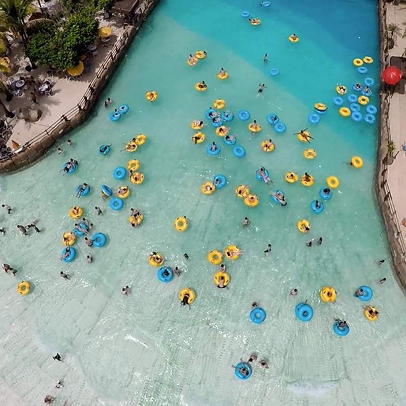 Múltiplos toboáguas e escorregadores em uma das áreas de lazer do parque.