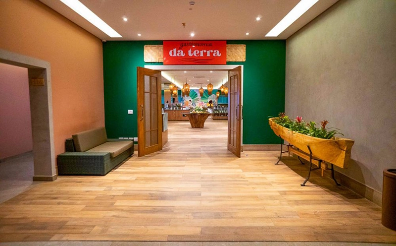 Corredor de entrada de um dos apartamentos do hotel.