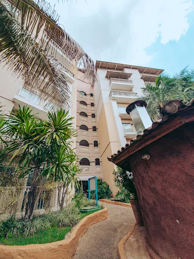 Detalhe da arquitetura e das sacadas dos apartamentos do resort.