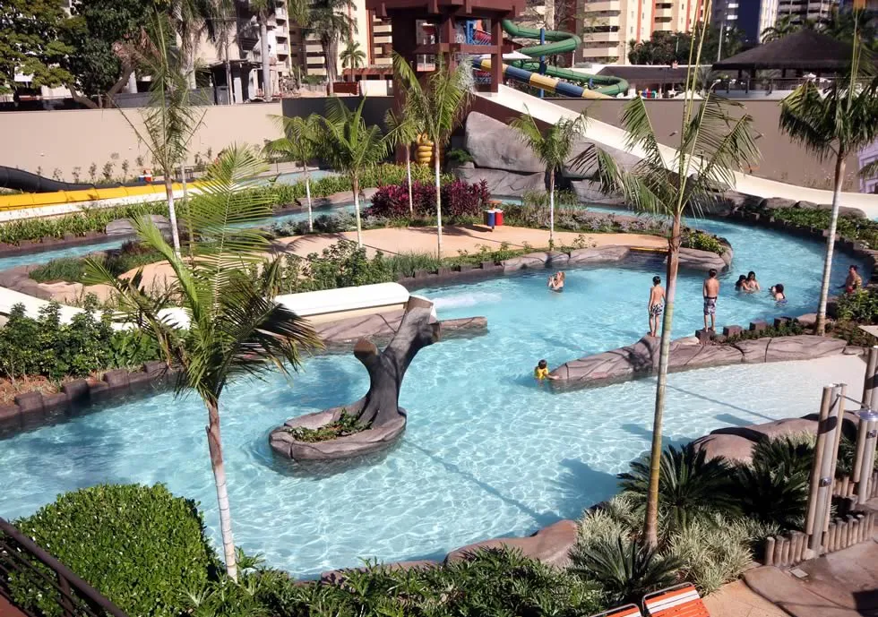 Piscina infantil com escorregadores e fontes de água.