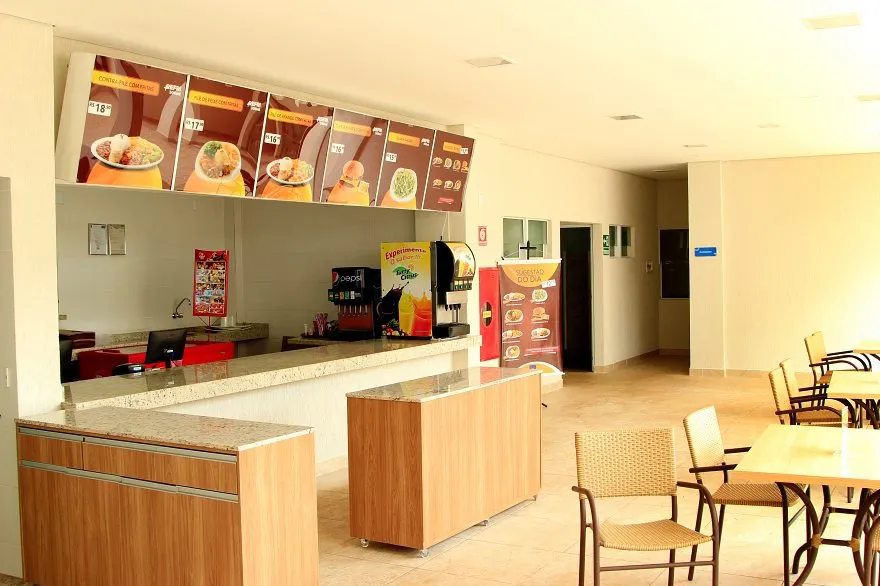 Cozinha compacta do apartamento com frigobar e micro-ondas.