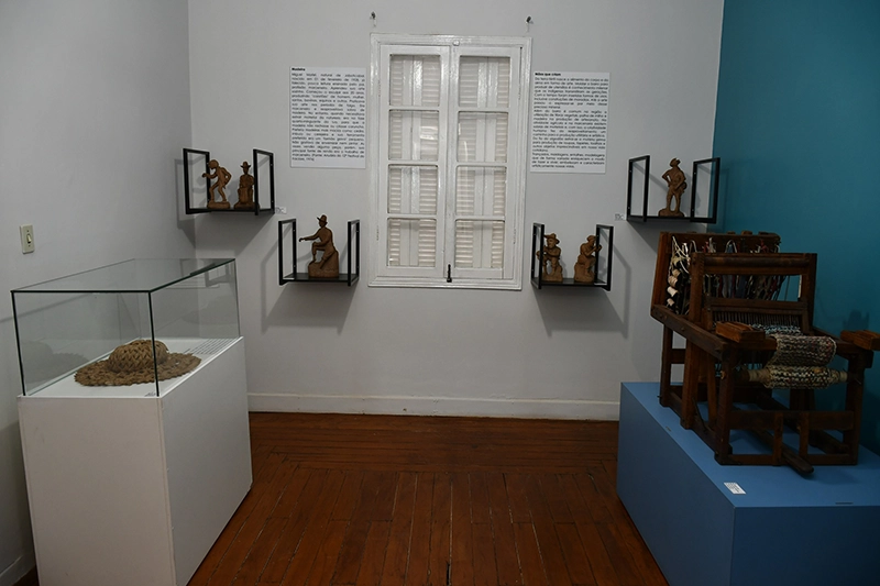 Sala de exposição no museu de Olímpia com artefatos em vitrines