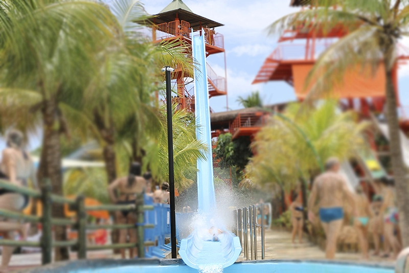 Piscina de ondas lotada de visitantes aproveitando o dia no parque.