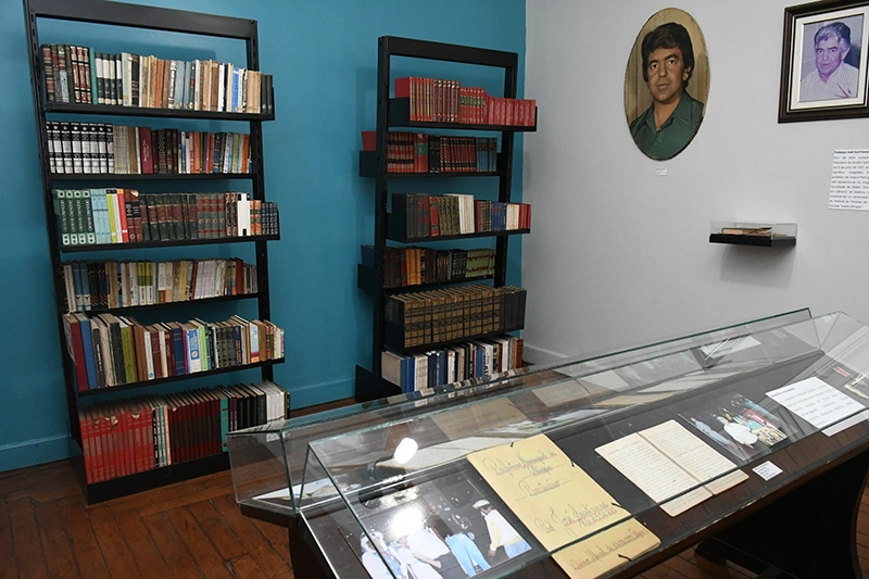 Acervo de livros e objetos históricos no interior do museu de Olímpia