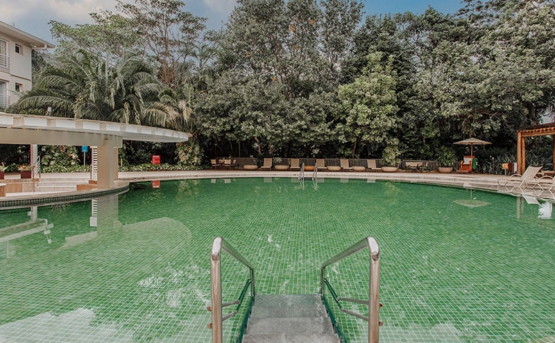 Detalhe da água esverdeada de uma das piscinas termais.