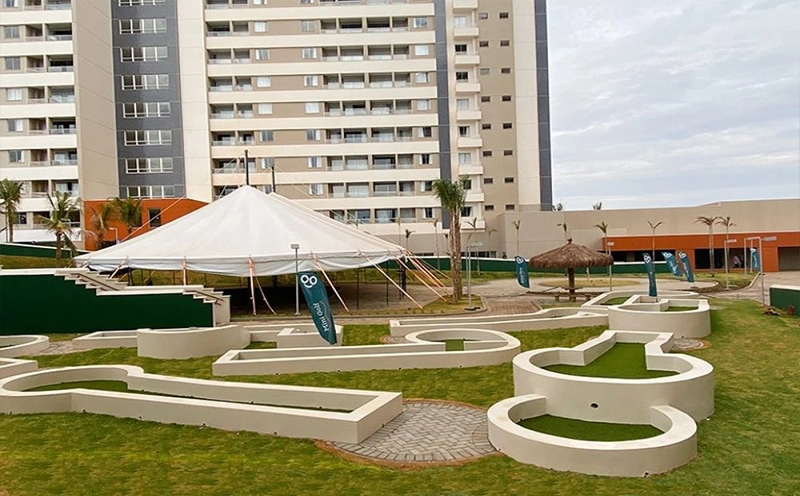 Área de convivência externa com paisagismo do resort.