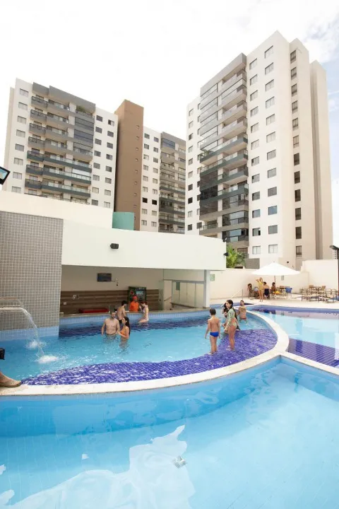 Academia do hotel com equipamentos de musculação e esteiras.