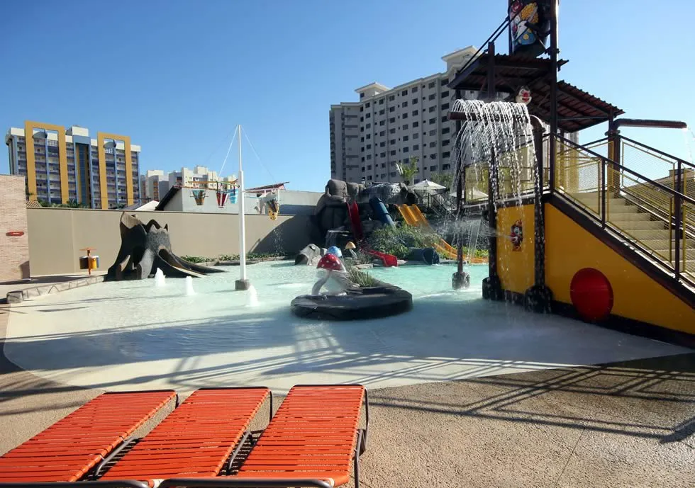 Quiosque de bebidas e lanches próximo à área das piscinas.