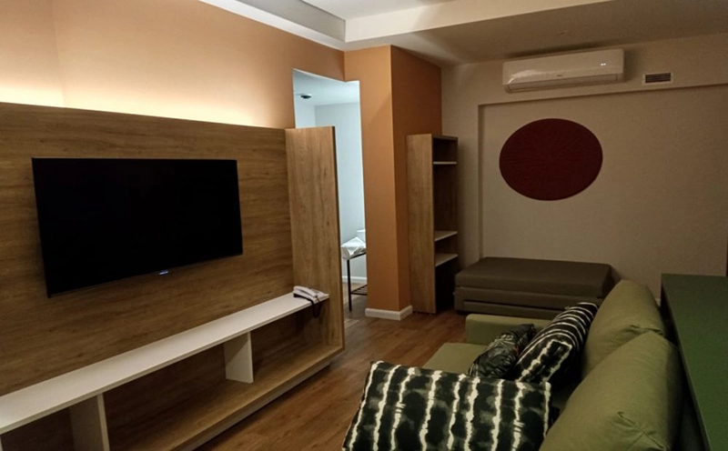 Vista da sala de estar a partir da bancada da cozinha americana.