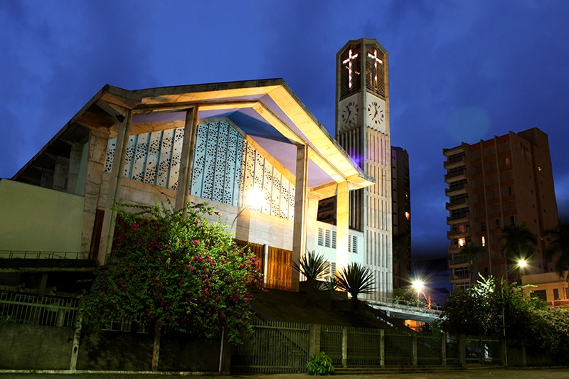Casarão histórico iluminado durante a noite em Olímpia