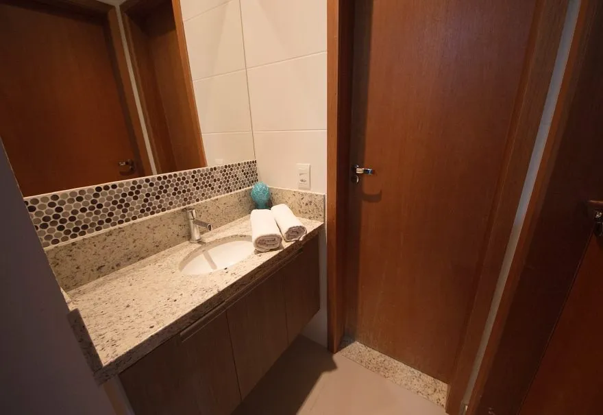 Detalhe da decoração de um quarto de casal.