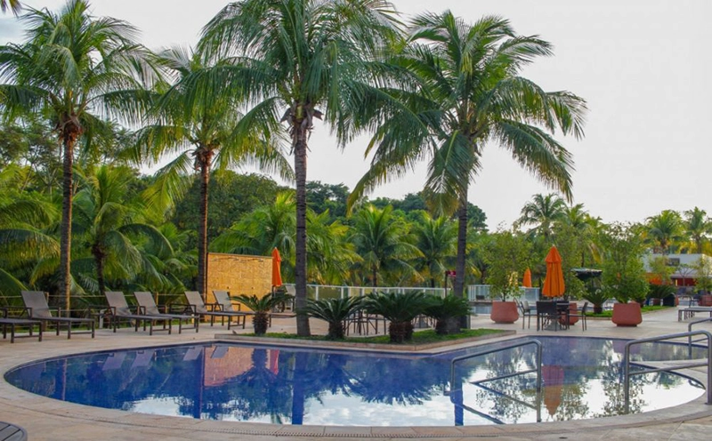 Vista da piscina principal do resort durante o dia.