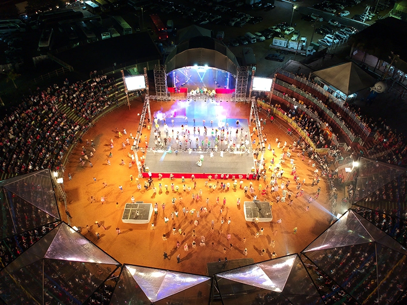 Cenário de palco decorado para o Festival do Folclore de Olímpia