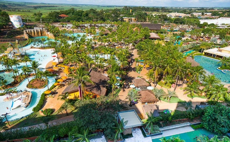 Vista aérea de um dos prédios do resort cercado por natureza.