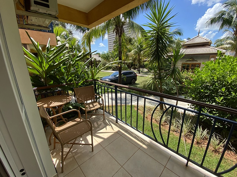 Vista da sacada de um apartamento para os jardins do resort.