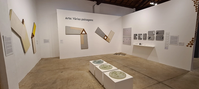 Instalação de arte em sala ampla do Museu de Arte Sacra de Olímpia