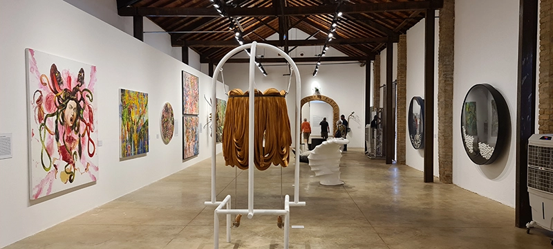 Escultura de arte moderna em exposição no museu de Olímpia