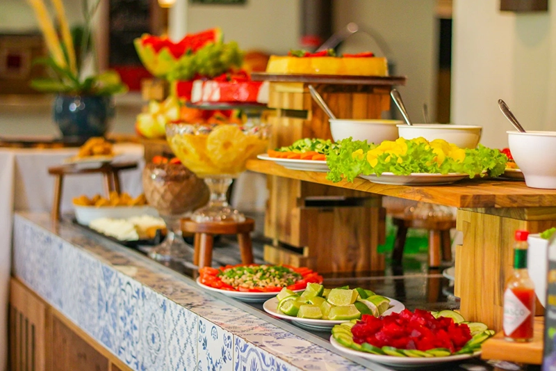 Mesa de buffet de café da manhã com uma grande variedade de frutas.