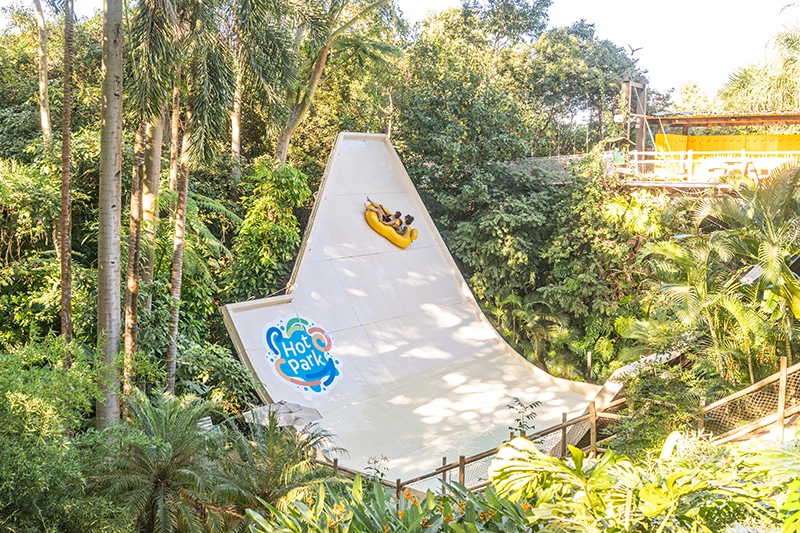 Entrada do Eko Aventura Park no Hot Park, com toboáguas e brinquedos infantis.
