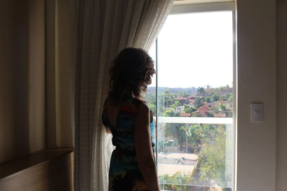 Quarto com vista para a área interna do hotel.