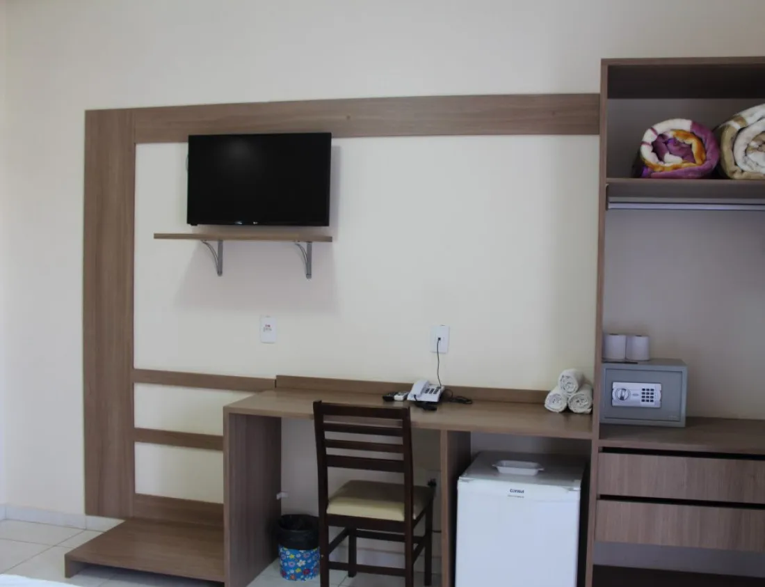 Banheiro completo com box e acessórios.