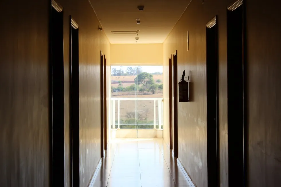 Quarto de solteiro com decoração simples e funcional.
