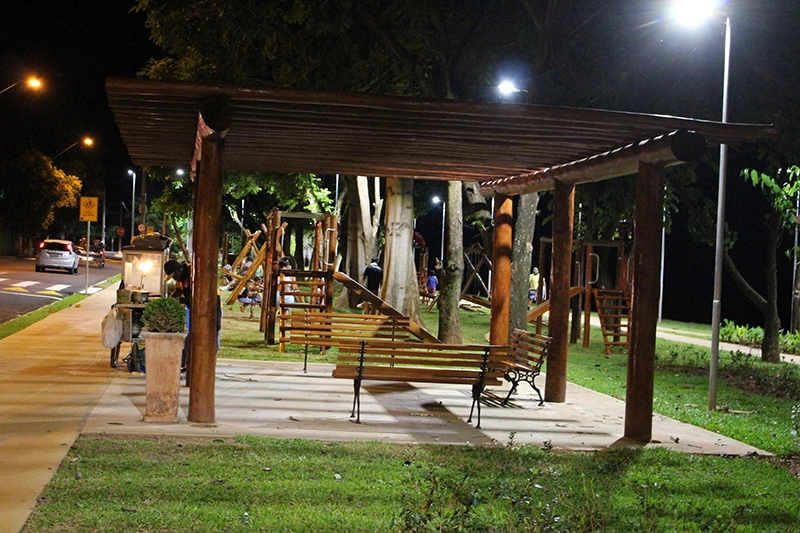 Calçadão e quiosques da Avenida Aurora Forti Neves durante a noite