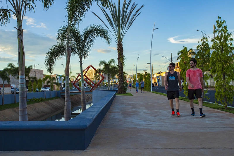 Pessoas caminhando pelo boulevard do complexo Hot Beach em Olímpia