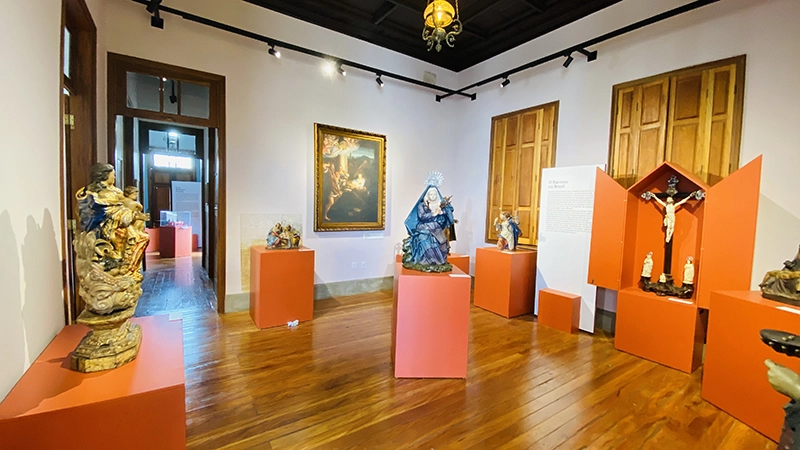 Entrada do Museu de Cera de Olímpia com a estátua do Papa Francisco