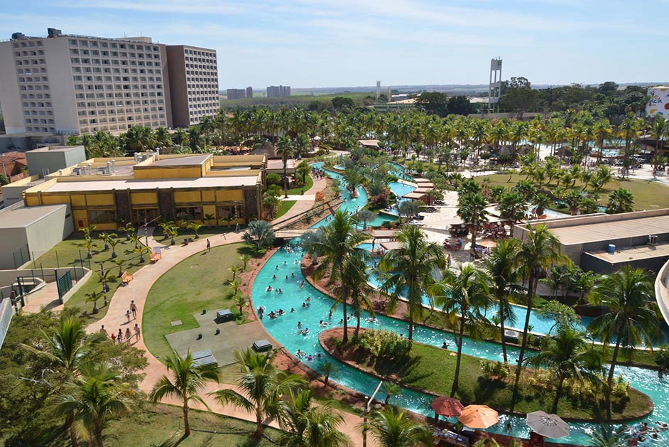 Vista aérea do Hot Beach Olímpia com a praia artificial e piscinas.
