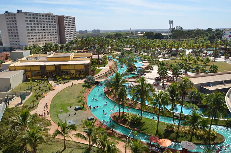 Panorâmica aérea do parque Thermas dos Laranjais e seus arredores