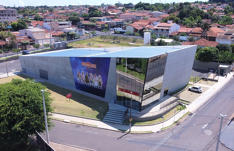 Prédio do novo Centro de Convenções de Olímpia em fase de acabamento