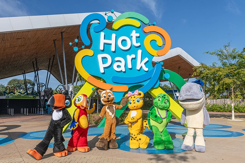 Entrada do Hot Park em Rio Quente com toboáguas ao fundo